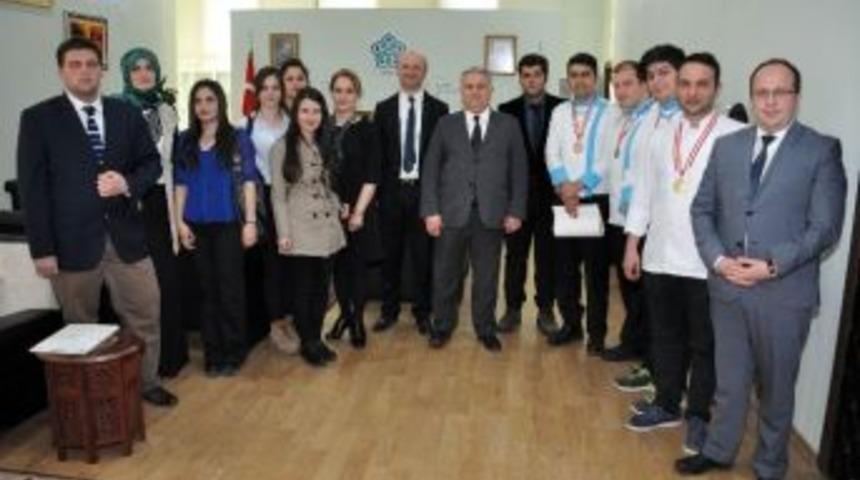 Madalyalı Aş&ccedil;ılar Ne&uuml; Rekt&ouml;r&uuml; Prof. Dr. Muzaffer Şeker&rsquo;i Ziyaret Etti