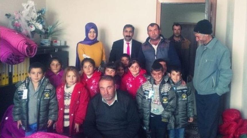 K&ouml;y&uuml;ndeki &Ouml;ğrencilere Mont Ve Kaban G&ouml;nderdi