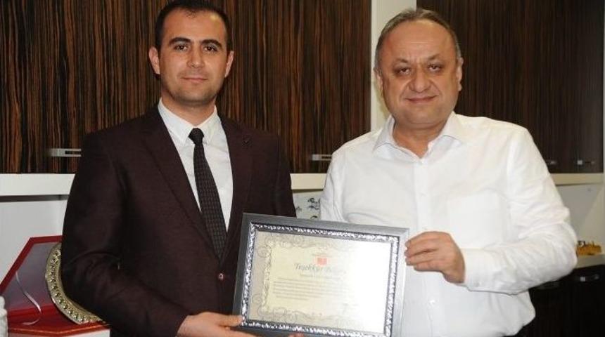 Başkan Babaş&rsquo;tan Temizlik İşlerine Teşekk&uuml;r Plaketi