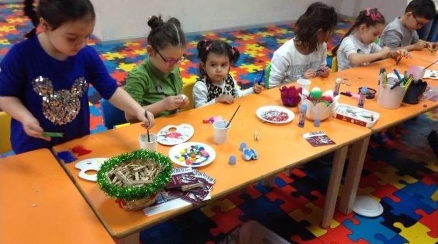 &Ccedil;ocuklar Minik Halılar Dokuyacak