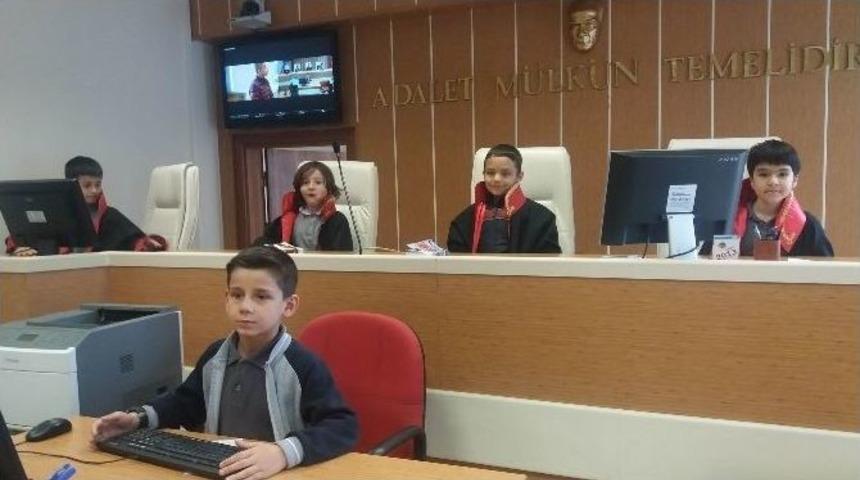 &Ouml;ğrenciler Sivas Adliyesi&rsquo;ni Ziyaret Ettiler