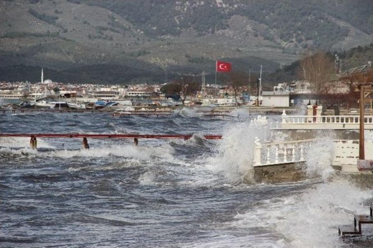 Edremit K&ouml;rfezi&rsquo;nde Dev Dalgalar Sahilleri D&ouml;v&uuml;yor