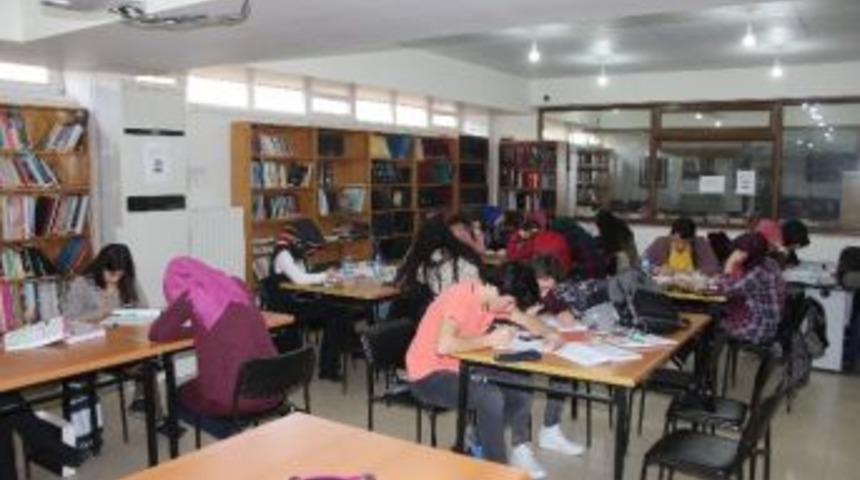 &Ouml;ğrenciler K&uuml;t&uuml;phaneye Akın Ediyor