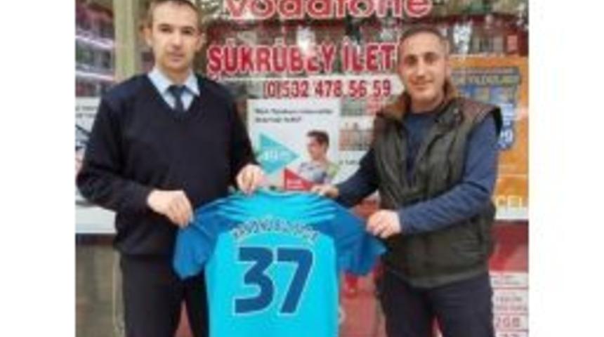 Taşk&ouml;pr&uuml; Esnafından Han&ouml;n&uuml;spor&rsquo;a Forma Hediyesi