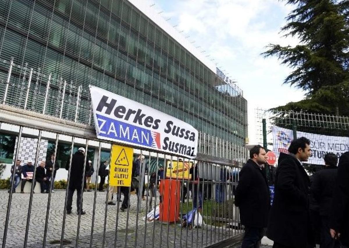 Zaman Gazetesi&rsquo;nin Kapısını Demir Zincirle Kilitlediler