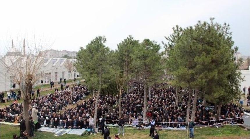 Demirtaş Ve 2 Bin Hdp&rsquo;li Parkta Cuma Namazı Kıldı