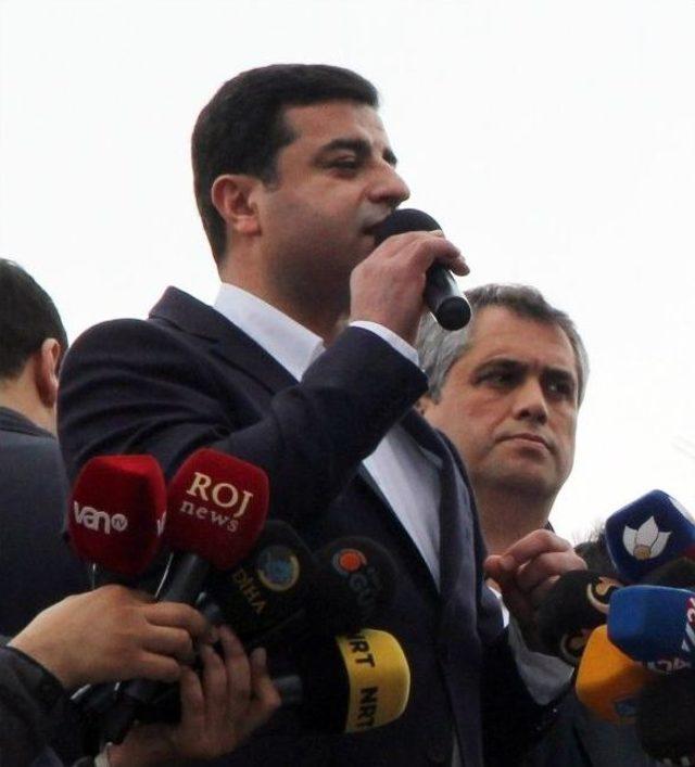 Demirtaş Ve 2 Bin Hdp’li Parkta Cuma Namazı Kıldı