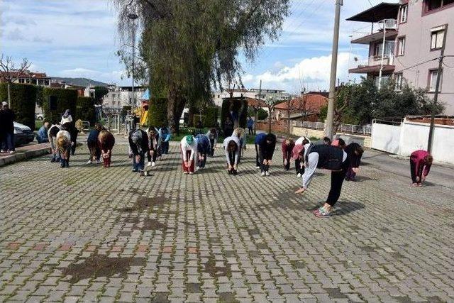 Aliağalı Ev Kadınlarına Spor Dersi