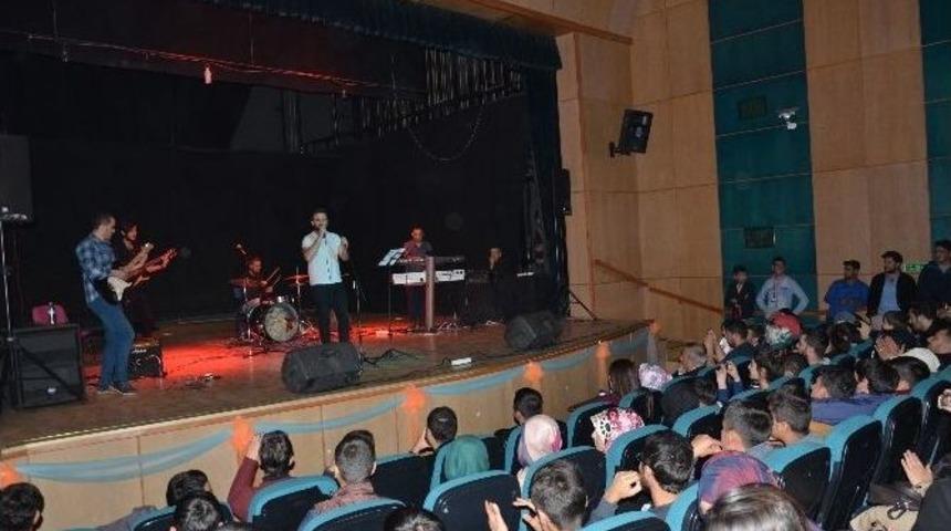 Tatvan Belediyesinden Sınava Hazırlanan &Ouml;ğrencilere Konser Jesti