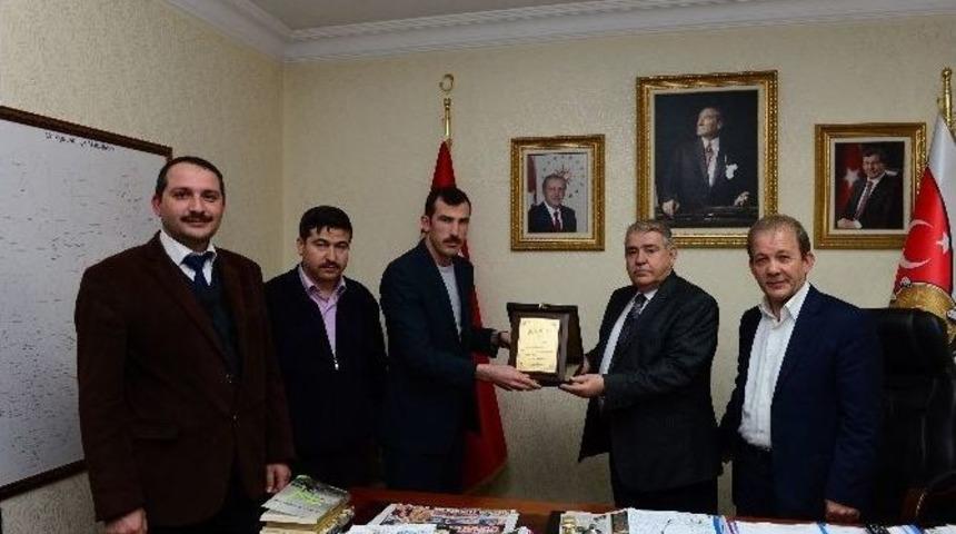 Başkan Mah&ccedil;i&ccedil;ek&rsquo;e &ldquo;teşekk&uuml;r&rdquo; Plaketi