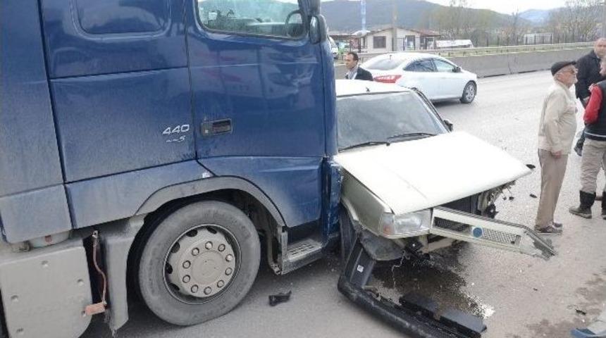 Acele Eden Taksi Tır&rsquo;ın Altında Kaldı: 3 Yaralı