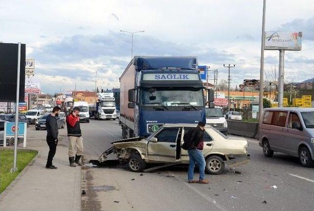 Acele Eden Taksi Tır’ın Altında Kaldı: 3 Yaralı