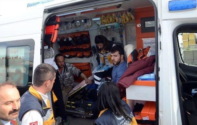 Acele Eden Taksi Tır’ın Altında Kaldı: 3 Yaralı