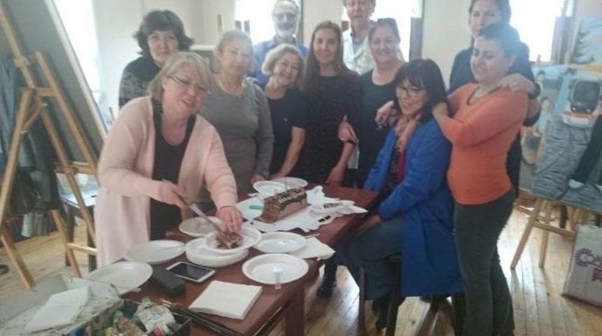 Kursiyer Ressamlar, Arkadaşlarının Doğum G&uuml;n&uuml;n&uuml; At&ouml;lyede Kutladı