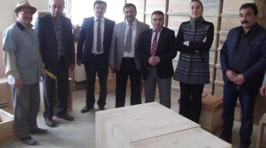 &Ccedil;ataklı, Arı Kovanlarını İnceledi