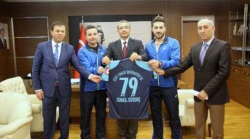 &Uuml;niversitespor Kul&uuml;b&uuml; Voleybolda Şampiyon Oldu