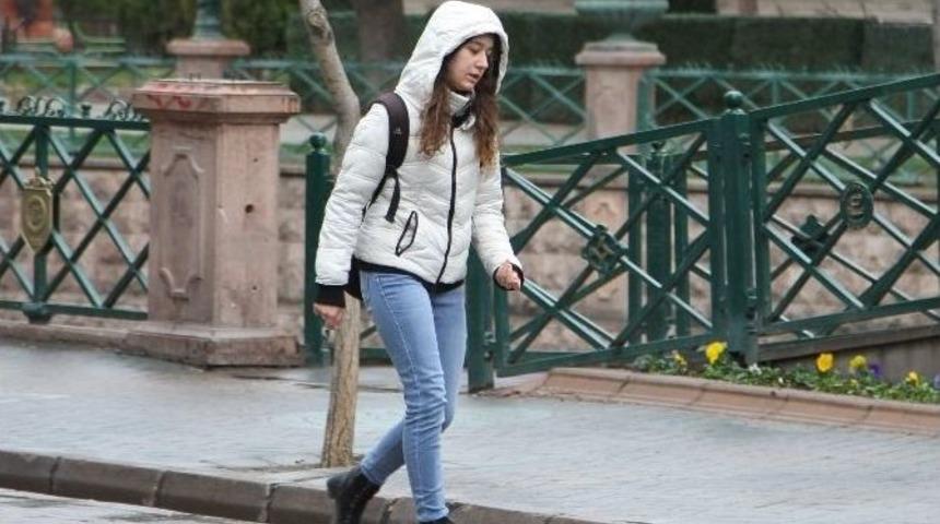 Eskişehir&rsquo;de G&uuml;neş Yerini Yağmura Bıraktı, Hava Sıcaklığı D&uuml;şt&uuml;
