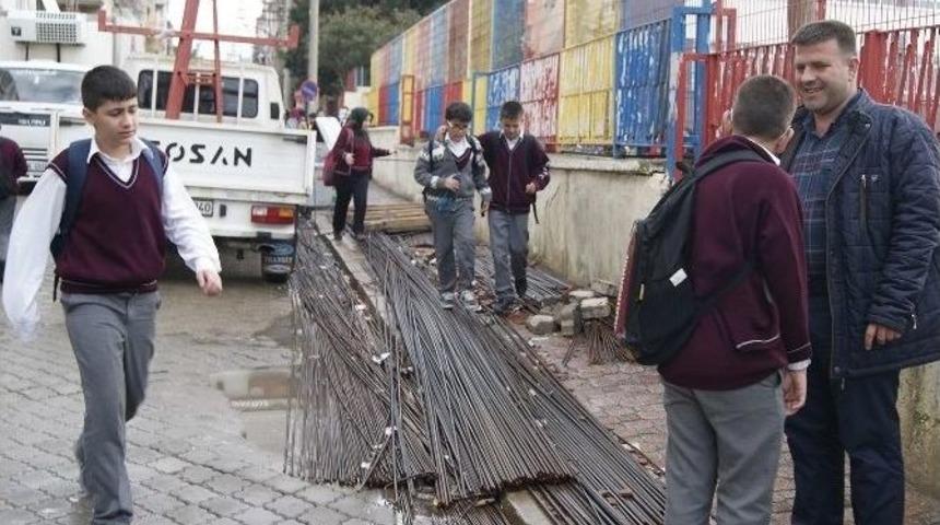 Okul &Ouml;n&uuml;ndeki İnşaat Demirlerine Velilerden Tepki