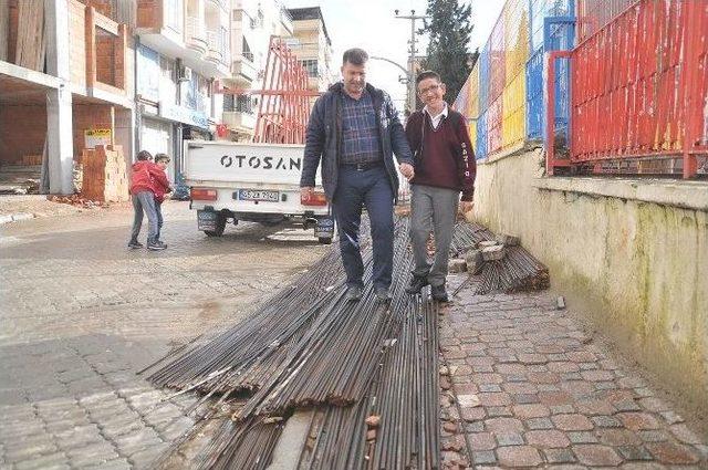 Okul Önündeki İnşaat Demirlerine Velilerden Tepki