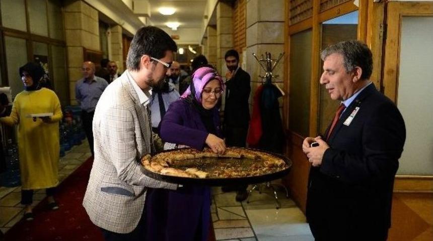 Ak Parti&rsquo;li Vekilden Gazetecilere Afyon B&ouml;reği İkramı