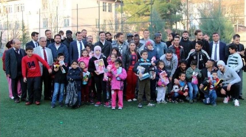 Gaziantep B.ş.b. Oyuncuları &Ccedil;ocuk Esirgeme Kurumuna Ziyaret