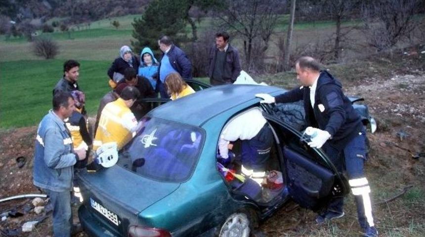 Yoldan &Ccedil;ıkan Otomobil, Tarlaya U&ccedil;tu: 3 Yaralı