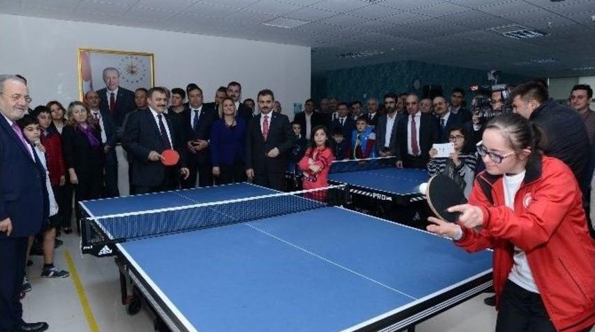 Bakan Eroğlu Engelli &Ouml;ğrencilerle Bir Araya Geldi