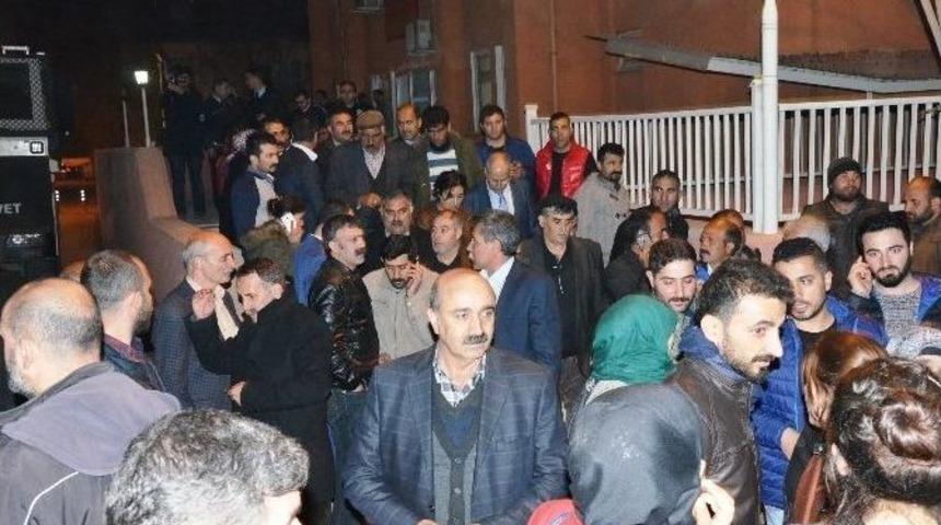 &rsquo;canlı Kalkan&rsquo; Eylemi Ve &rsquo;ter&ouml;r &Ouml;rg&uuml;t&uuml; &Uuml;yeliği&rsquo; Su&ccedil;larından Yargılanan 17 Kişiye Tahliye