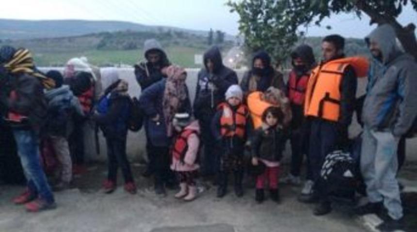 Botları Arızalanan M&uuml;ltecileri Jandarma Kurtardı