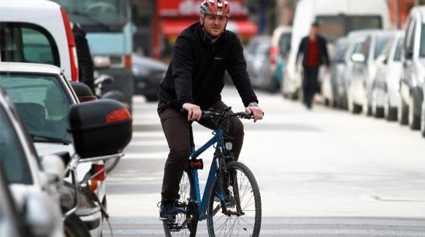 (&ouml;zel Haber) Elleri Cebinde Bisikletle Polise Yakalandı, Ceza Yedi