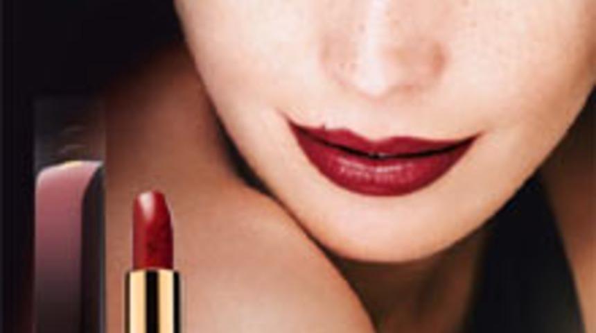 Dudakları Dolgun G&ouml;steren Ruj