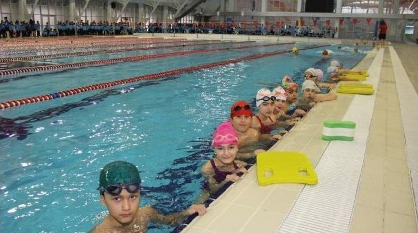 Spor Okulu &Ouml;ğrencilerinden Y&uuml;zme Etkinliği