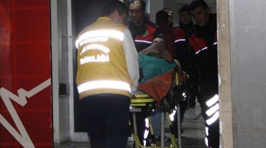 Dur İhtarına Uymayan S&uuml;r&uuml;c&uuml; Yunus Polislerine &Ccedil;arptı: 2 Polis Yaralı