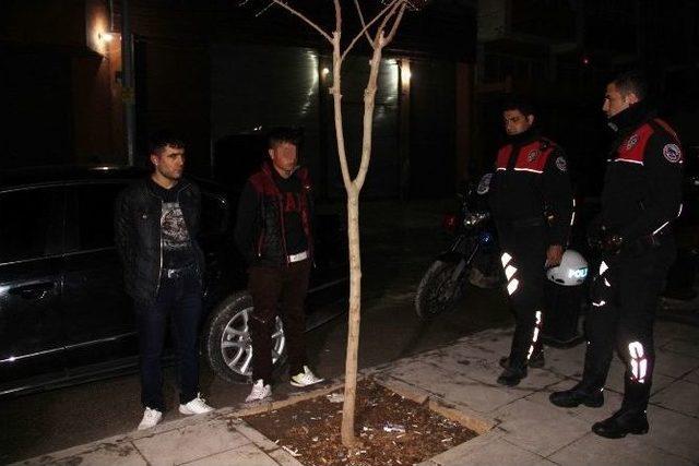 Dur İhtarına Uymayan S&uuml;r&uuml;c&uuml; Yunus Polislerine &Ccedil;arptı: 2 Polis Yaralı 1