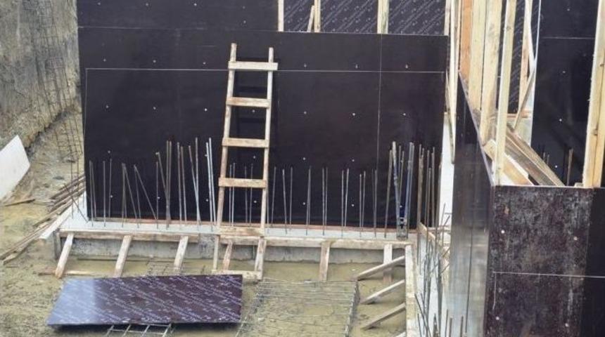 İnşaattan Düşen İşçinin Bacağına Demir Saplandı