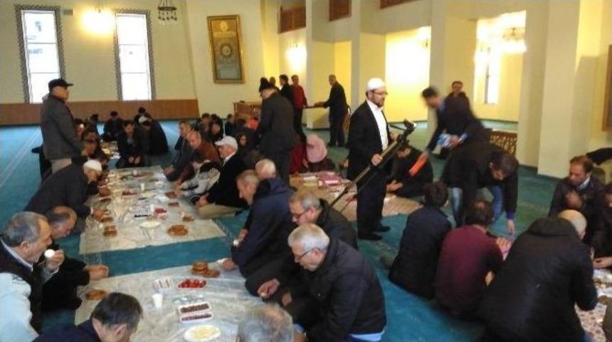 Camilerde Sabah Namazından Sonra Kahvaltı İkramı