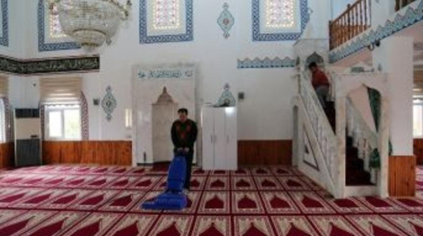 Erdemli Belediyesi&rsquo;nden Camilerde Temizlik