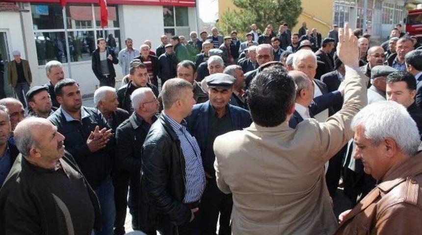 Banka Şubesinin Kapatılacağını Duyan İl&ccedil;e Halkı Sokağa D&ouml;k&uuml;ld&uuml;