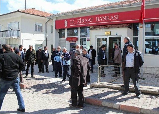 Banka Şubesinin Kapatılacağını Duyan İlçe Halkı Sokağa Döküldü