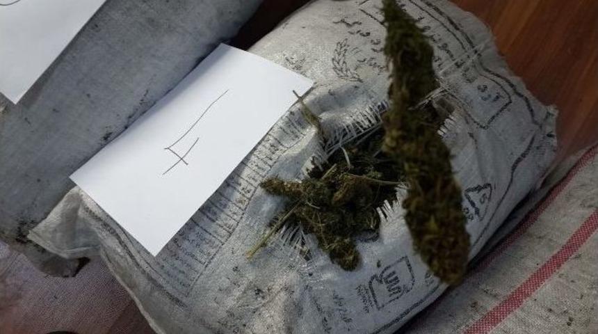 Kaza Yapan Tır&rsquo;dan Kubar Esrar &Ccedil;ıktı