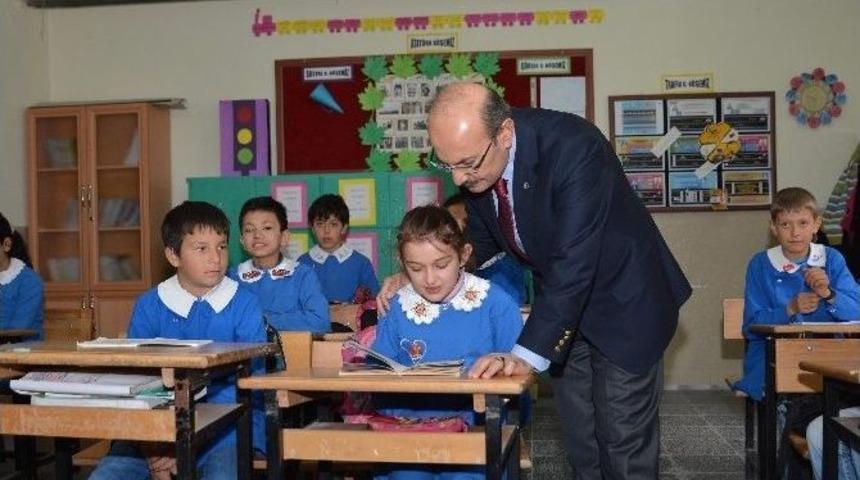 Vali K&uuml;rkl&uuml;&rsquo;den Okul Ziyareti