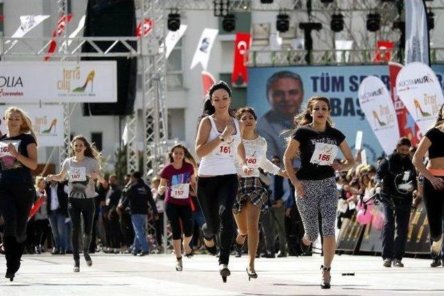 Kadınlar 2 Bin Liralık Ödül İçin ’topuk’ladı