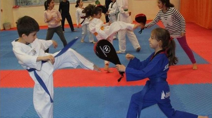 K&uuml;&ccedil;&uuml;k &Ccedil;ocuklara Savunma Sporu &Ouml;ğretecek