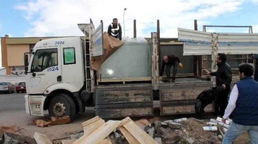 Camlar Kırılınca 90 Bin Paket Ka&ccedil;ak Sigara &Ccedil;ıktı