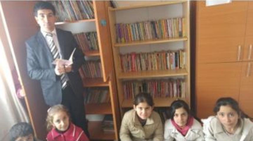 &Uuml;cretli &Ouml;ğretmen Kendi İmkanlarıyla, Okul K&uuml;t&uuml;phanesi Oluşturdu
