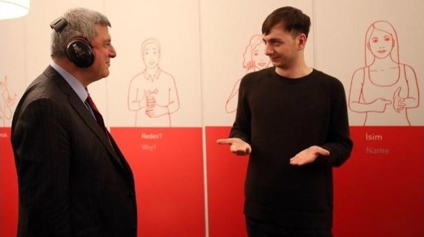 Başkan Karaosmanoğlu, Karanlıkta Diyalog Sergilerini Gezdi