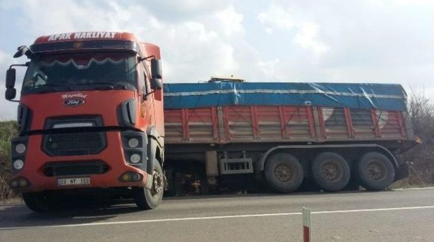 Yan Yatan Tır&rsquo;ı Kep&ccedil;e Kurtardı