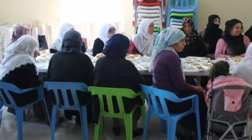 Kadınlar, Şehitler İ&ccedil;in Yasin-i Şerif Okudu