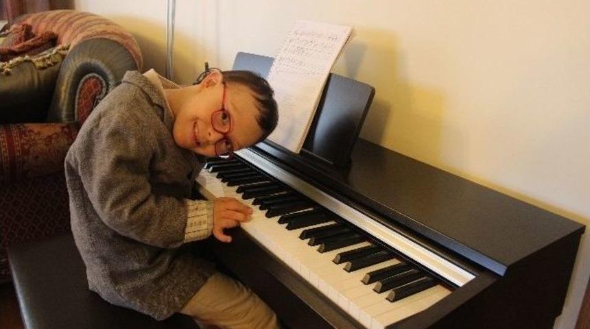 (&ouml;zel Haber) Anne Sevgisiyle T&uuml;m Engelli Aşıyor