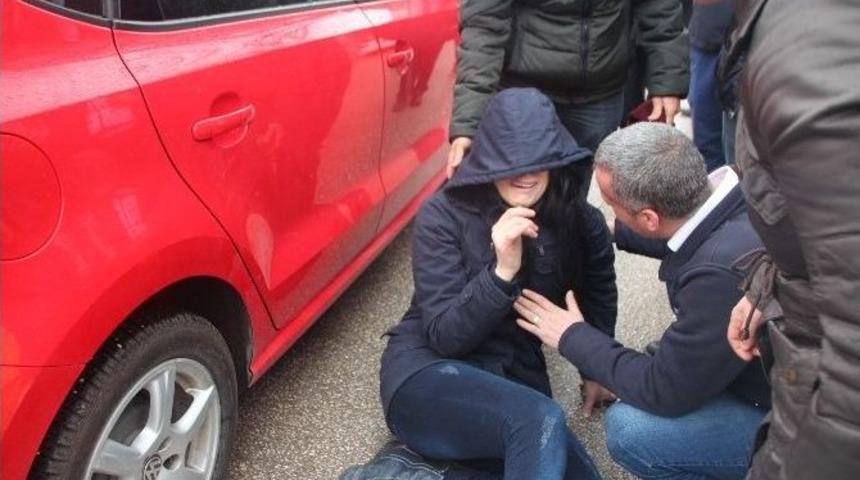 Dikkatsiz Yaya Otomobilinin Dikiz Aynası &Ccedil;aptı